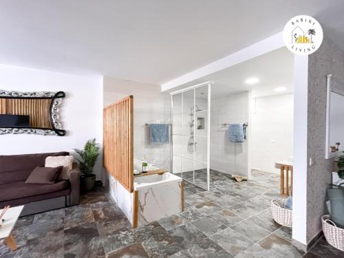 Un baño de Suite Amorosa by Babiniliving