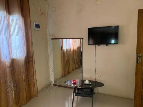 a room with a table and a television on the wall at Samuge Village in Namacurra
