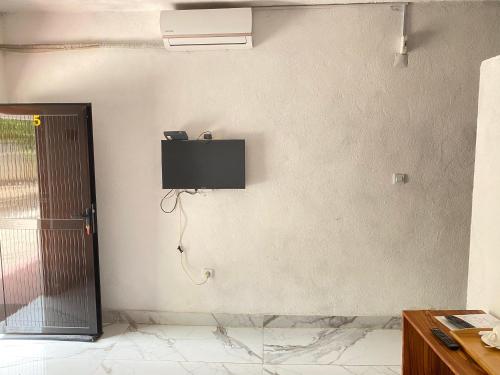 a room with a tv on the wall at Samuge Village in Namacurra
