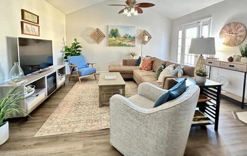a living room with a couch and a tv at FAMILY Friendly Sleeps 10 4 Bedrooms King Bed & Pets in Valdosta
