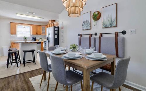 a dining room and kitchen with a table and chairs at FAMILY Friendly Sleeps 10 4 Bedrooms King Bed & Pets in Valdosta