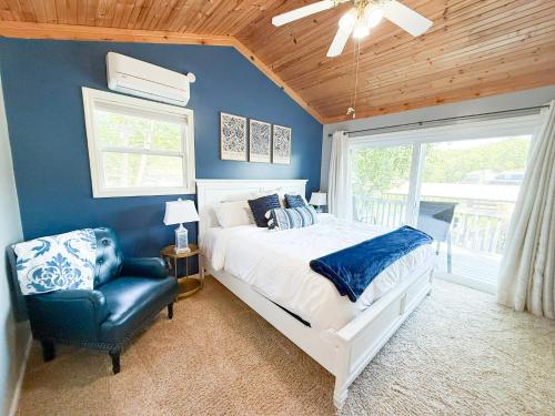 Giường trong phòng chung tại Near Paradise-3bd2badockdeckfirepitkayaks-7pp