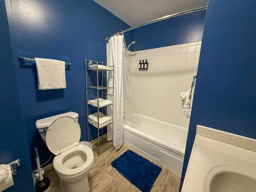 Phòng tắm tại Near Paradise-3bd2badockdeckfirepitkayaks-7pp