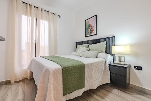 een slaapkamer met een groot bed en een groene deken bij Private Villa in Punta Cana with Pool and Jacuzzi in Punta Cana