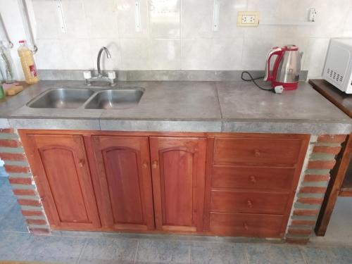 una cucina con un lavello e un piano di lavoro di Los Jazmines depto a Cafayate
