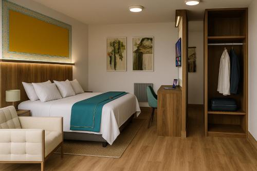 una habitación de hotel con una cama y una silla en Hanaqua Hotel, en Cusco