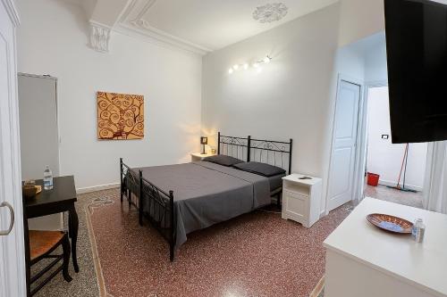 Una cama o camas en una habitación de Acquamarina A Due Passi dai Traghetti