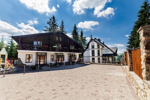 duży dom z podjazdem przed nim w obiekcie Alpiyskiy w mieście Jabłonica