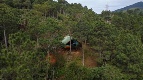 an aerial view of a tent in the middle of a forest at Chalés do Tabuleiro in Palhoça