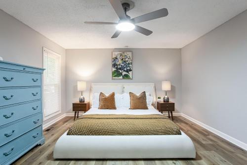 Postel nebo postele na pokoji v ubytování Tranquil Forest in the heart of Roswell