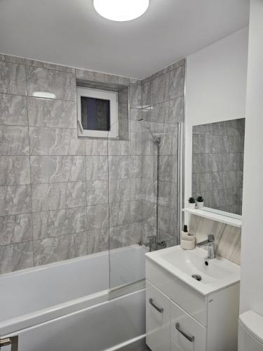 a bathroom with a tub and a sink and a shower at Apartament 2 camere in Onești