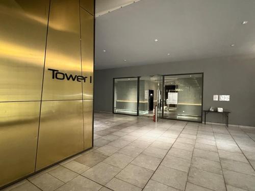 eine leere Lobby mit einem Aufzug in einem Gebäude in der Unterkunft Eclipse Residence in Cyberjaya