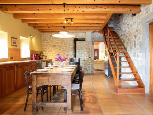 Η κουζίνα ή μικρή κουζίνα στο Maison 6p, 3ch, piscine chauffée, rivière, randonnée, proche VALLON Pt d'Arc