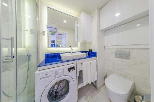 Un baño de Panorama King Suite Sea View Hotel
