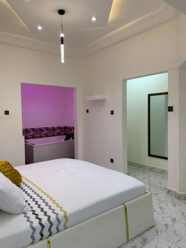 Llit o llits en una habitació de Studio de luxe avec jacuzzi