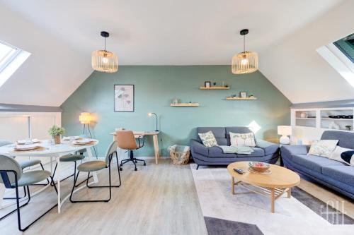 una sala de estar con un sofá y una mesa en Le Mirabeau - Gare à 100m - Wifi - Bureau - 2 V, en Saint-Pierre-des-Corps