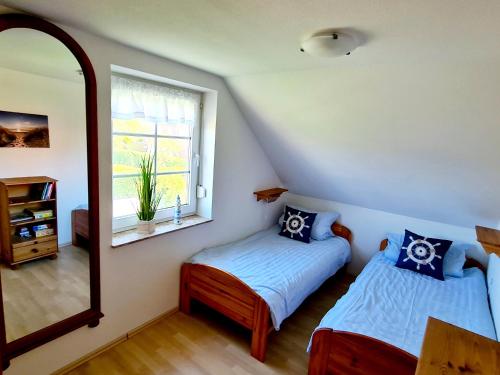 Ένα ή περισσότερα κρεβάτια σε δωμάτιο στο Ferienhaus Watt'n Glück - vollständig eingezäunt - in Neßmersiel