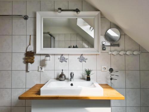 Ένα μπάνιο στο Ferienhaus Watt'n Glück - vollständig eingezäunt - in Neßmersiel