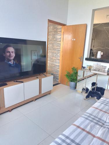 Μια τηλεόραση ή/και κέντρο ψυχαγωγίας στο Casa com ambiente tranquilo