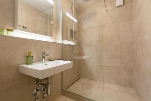 Et badeværelse på Retro Suite Stylish 2 Bedroom Apartment near Central Station