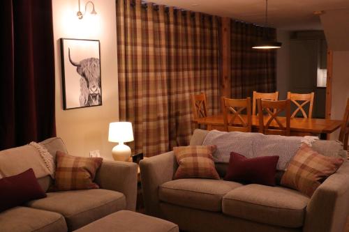 Ruang duduk di Remore Steading - Coachhouse