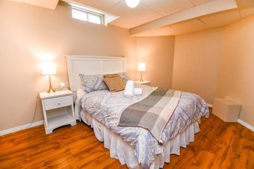 Ένα ή περισσότερα κρεβάτια σε δωμάτιο στο Spacious 2-BR Basement Suite Near Lake Simcoe & Beach Park