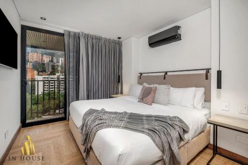 ein Schlafzimmer mit großem Bett und Fenster in der Unterkunft Morph 1302 - Spacious & private apt w BBQ/Jacuzzi in El Poblado