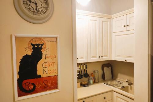 een keuken met een foto van een zwarte kat aan de muur bij Casa vacanza Gallipoli centro in Gallipoli