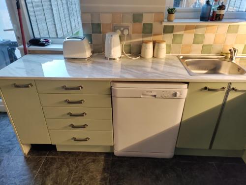 a kitchen with a sink and a counter top at Parkdale-2 Bedroom House in Sheldon Birmingham in Birmingham