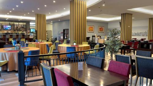 Restaurace v ubytování d'primahotel Kualanamu Airport Medan