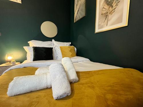 a bedroom with a large bed with white sheets and pillows at L'Evraude - Centre-Ville - Gare in Évreux