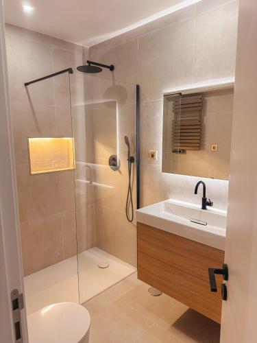 1 Bedroom SeaView Apart with private balcony, 5 min from beach Costa da Caparica