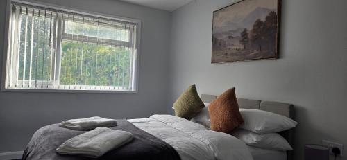 Un pat sau paturi într-o cameră la Langcliffe House - 3 Bed, Sleeps 5 - Garden, Parking & Wifi - Warwick
