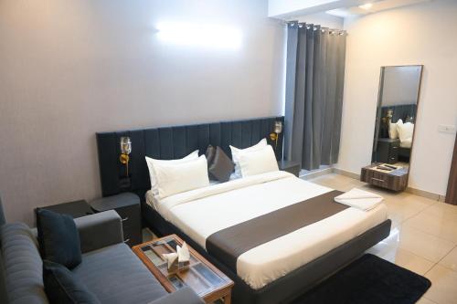 Postel nebo postele na pokoji v ubytování Raj Residency Hotel