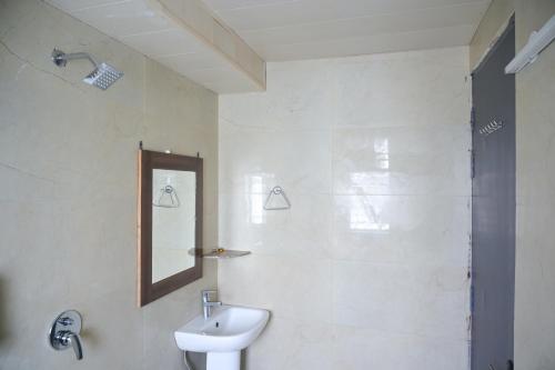 Koupelna v ubytování Raj Residency Hotel