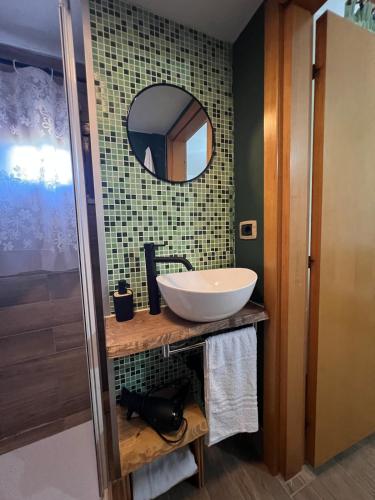 a bathroom with a sink and a mirror at MarLee Mountain Home in Pizzone