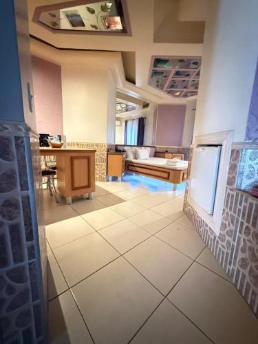 a large living room with a large tile floor at Motel Encontros in Poá