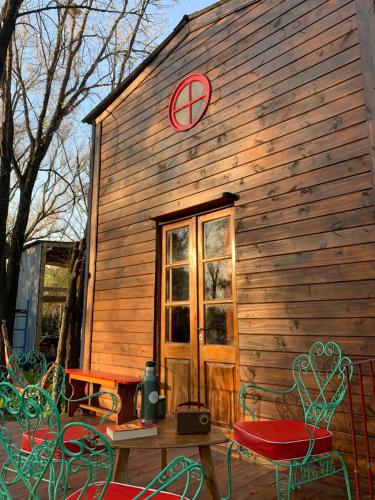 Το κτήριο όπου στεγάζεται  το κάμπινγκ