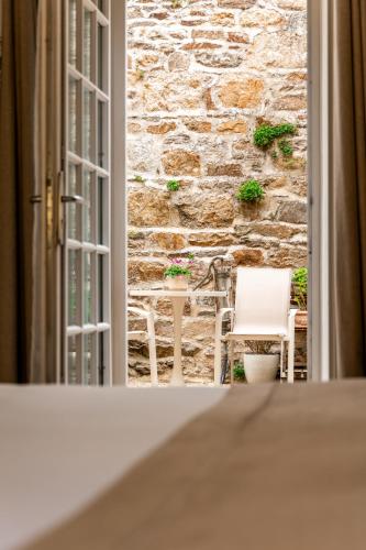 Ένα ή περισσότερα κρεβάτια σε δωμάτιο στο Demeures & Châteaux - Hôtel de la porte Saint-Malo - DINAN
