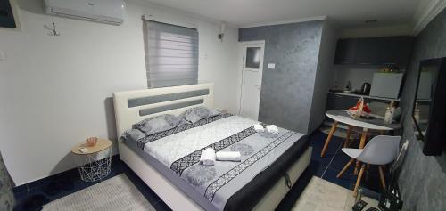 Postel nebo postele na pokoji v ubytování Cozzy apartment near the Aiport Podgorica