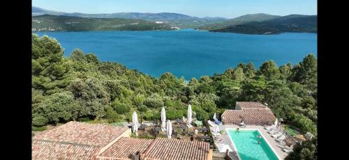 an aerial view of a resort with a swimming pool and a lake at Le 10 18 hôtel restaurant in Sainte-Croix-de-Verdon