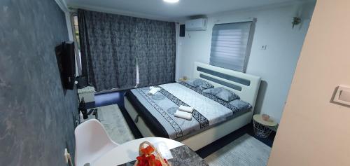 Postel nebo postele na pokoji v ubytování Cozzy apartment near the Aiport Podgorica