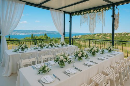 ヴァルナ・シティにあるSea Sky Houseの結婚式用のテーブル
