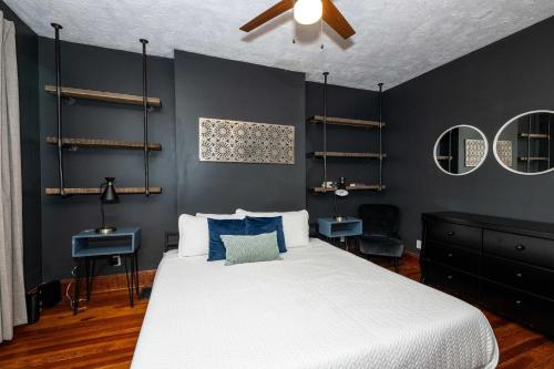 Un dormitorio con una cama y un ventilador de techo. en Historic Retreat Gateway, en Dayton