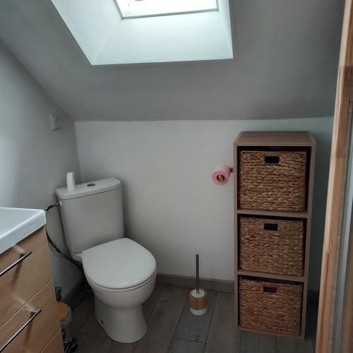 a small bathroom with a toilet and a skylight at Petite maison de vacances in Cherrueix
