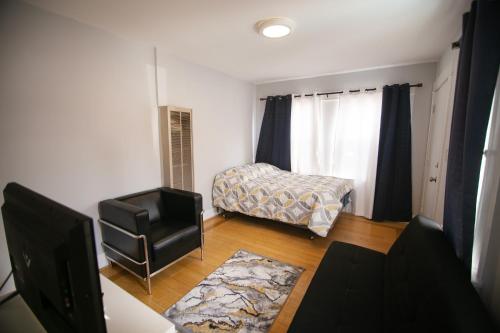 a living room with a bed and a television at Cozy room in East Holywood, 7 min from holllywood, 15 from downtown, 20 to hollywood sing in Los Angeles