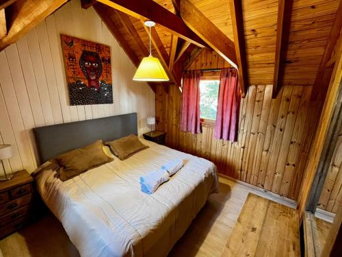a bedroom with a bed in a wooden cabin at Cabañas Pista Uno Ski Village - Cerro Chapelco in San Martín de los Andes