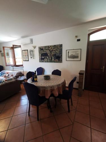 a dining room with a table and chairs in a room at Vacanza nel boschetto in Narni