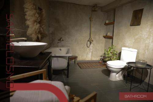 Ένα μπάνιο στο Sakhelosno