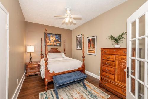 Schlafzimmer mit einem Bett, einer Kommode und einem Deckenventilator in der Unterkunft New Monmouth Loft 1 - City Chic 1 BDR in Newport